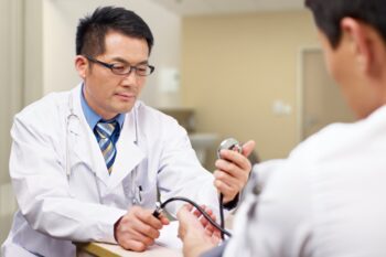 countries-with-best-healthcare a doctor in Singapore, one of the countries with the best healthcare in the world