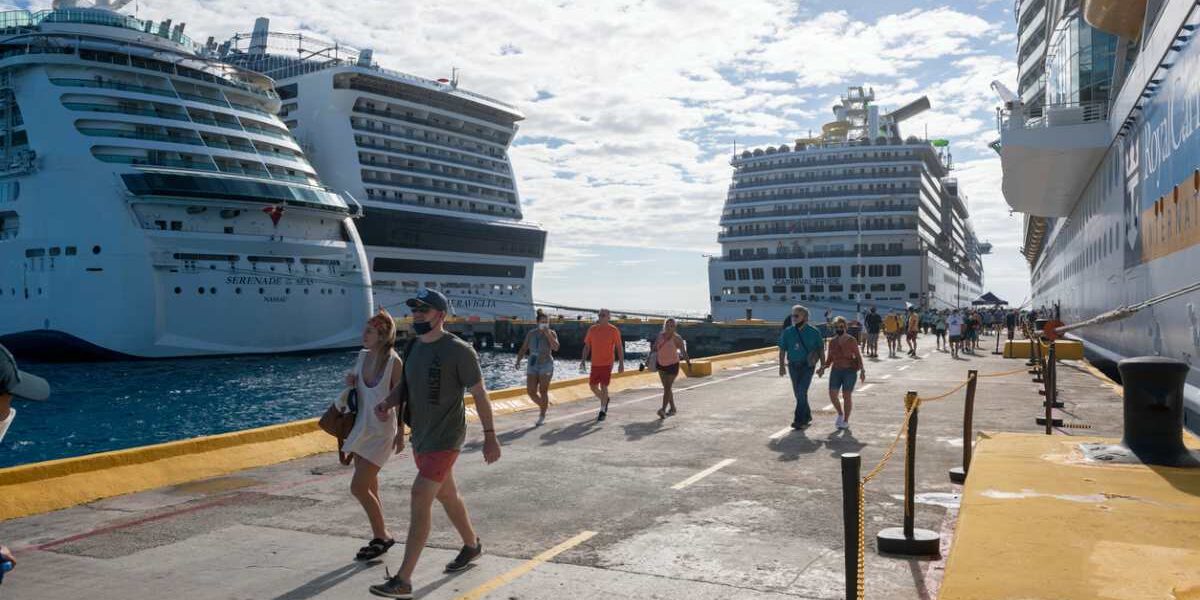 cruise-passengers-disembarking-ship Cruise passengers disembarking cruise ships in Mexico
