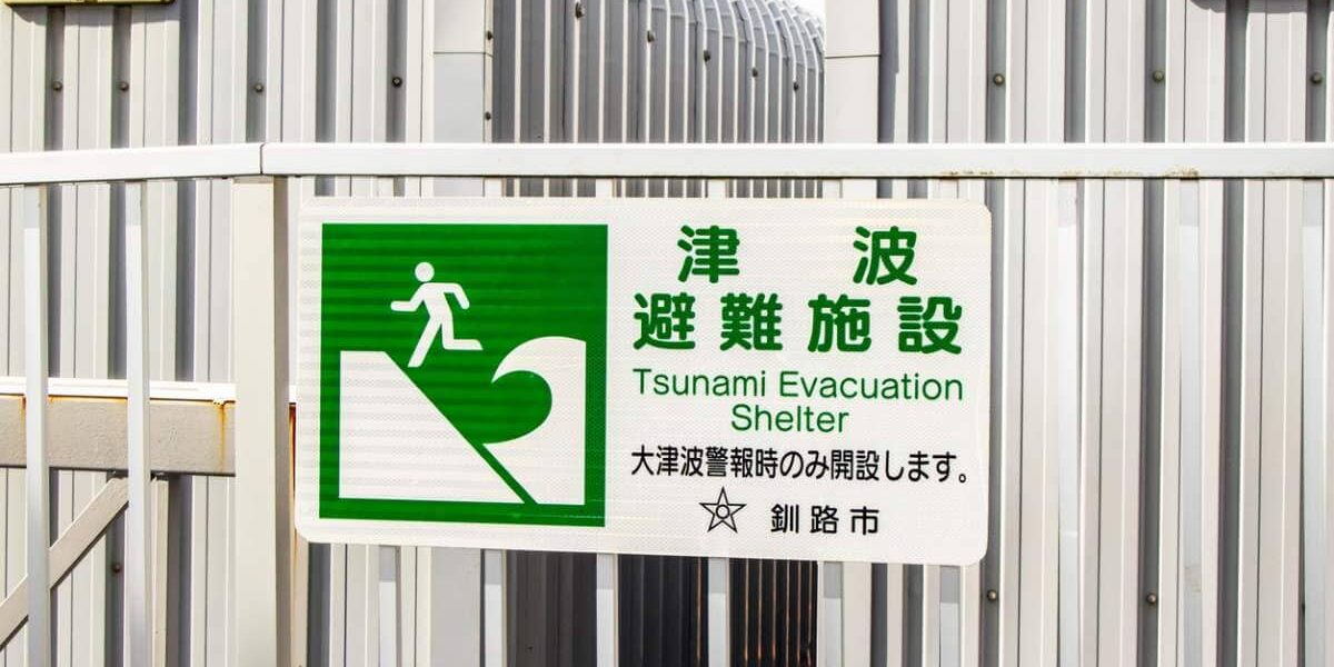 tsunami-evacuation-shelter-sign a tsunami evacuation sign in Japan, indicating the importance of buying travel insurance for Japan